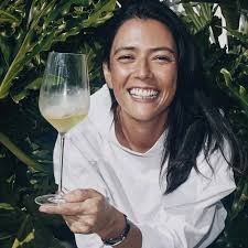 Gabriela Monteleone com uma taça de vinho