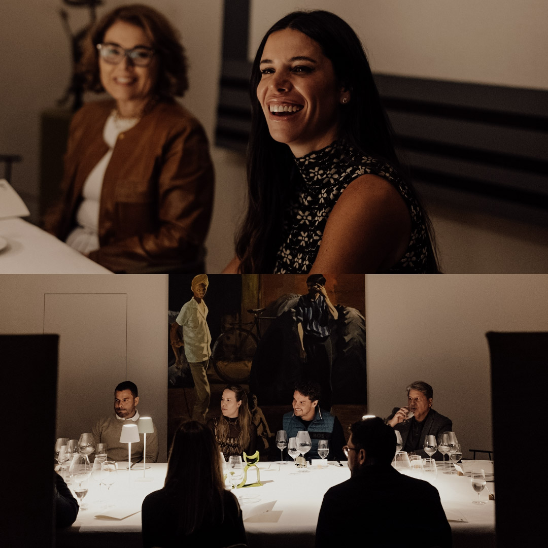 Convidados compartilhando um jantar durante a experiência em Modena